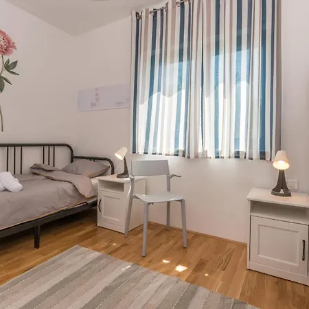 2 Bedroom Amazing In Apartment *